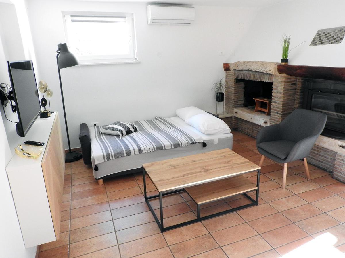 Apartment Lu, Stinjan - Pula Eksteriør billede